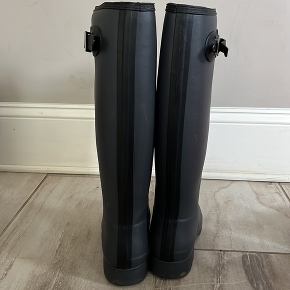 Hunter original tour rain boots. size 8. Hardly worn. Calf is too large for me - Picture 3 of 7